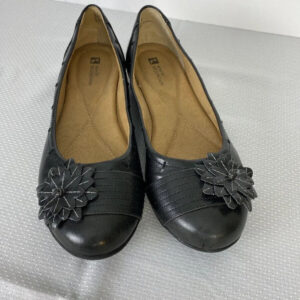 White Mountain Flats Womens 9.5 Shoes Black Leather Slip Ons Flower Accent